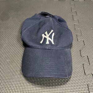 New York Yankees Adjustable Navy Blue Baseball Cap With Embroidered Logo